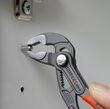 Высокотехнологичные сантехнические клещи Cobra Knipex 87 01 125. Фото-8